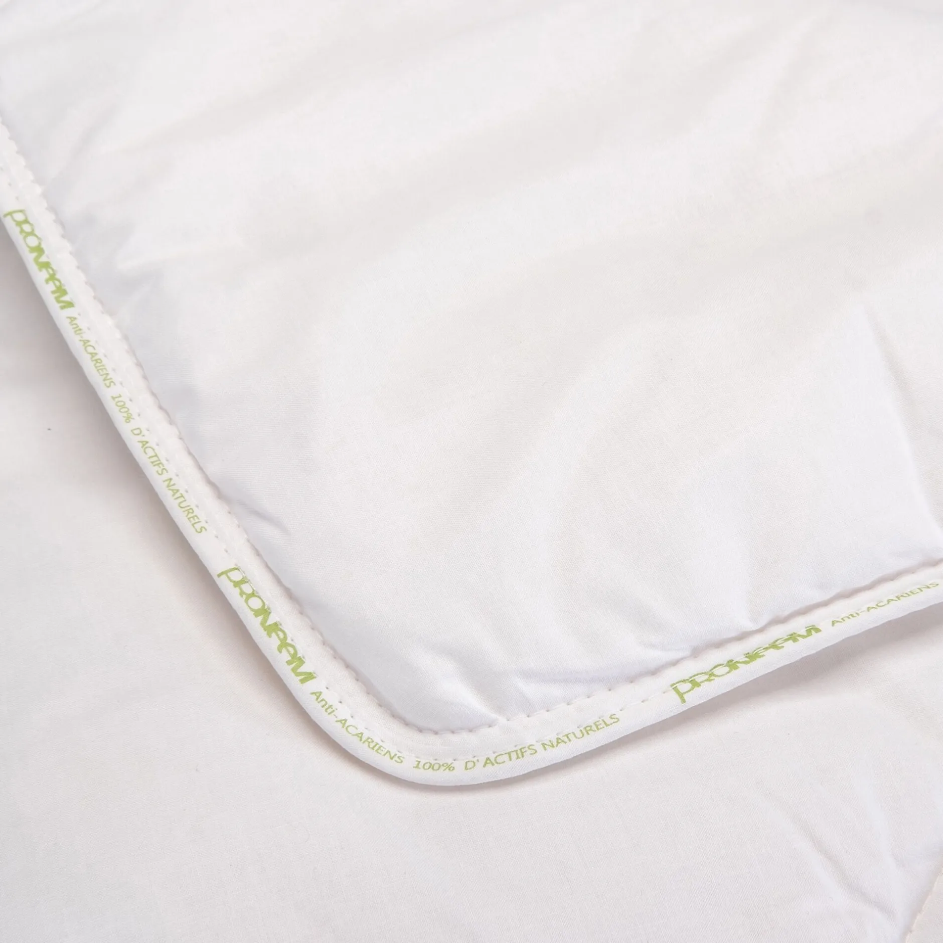 Couette*alinea Couette tempérée anti-acarien thermorégulatrice - 140x200cm Blanc