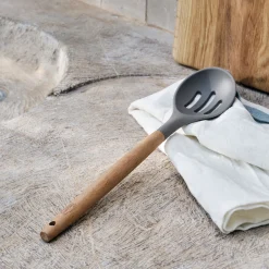 Ustensile De Cuisine|Couvert De Service*alinea Cuillère ajourée en bois et silicone - brun terre ombre