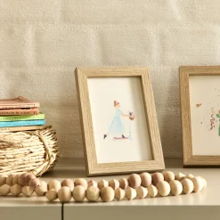 Matelas Enfant|Déco Murale*alinea Illustration encadrée motif Sarah en robe bleue 12x17cm - Bois clair