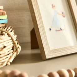 Matelas Enfant|Déco Murale*alinea Illustration encadrée motif Sarah en robe bleue 12x17cm - Bois clair