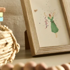 Matelas Enfant|Déco Murale*alinea Illustration encadrée motif Sarah en robe verte 12x17cm - bois clair