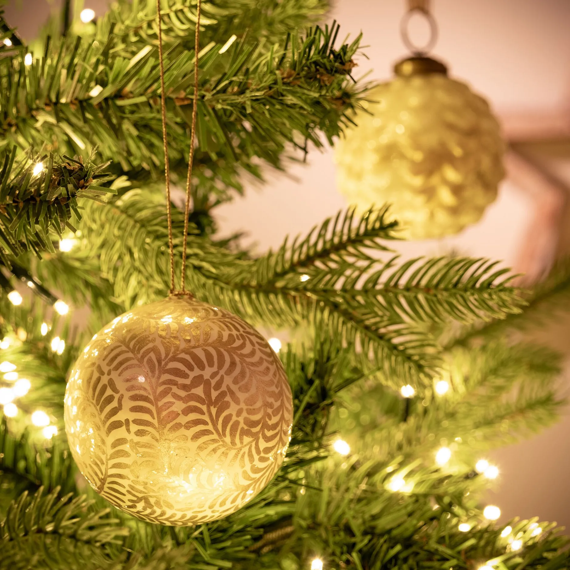 Boule De Noël*alinea Lot de 6 boules de Noël en papier mâché motif végétal peint main D7cm - Doré