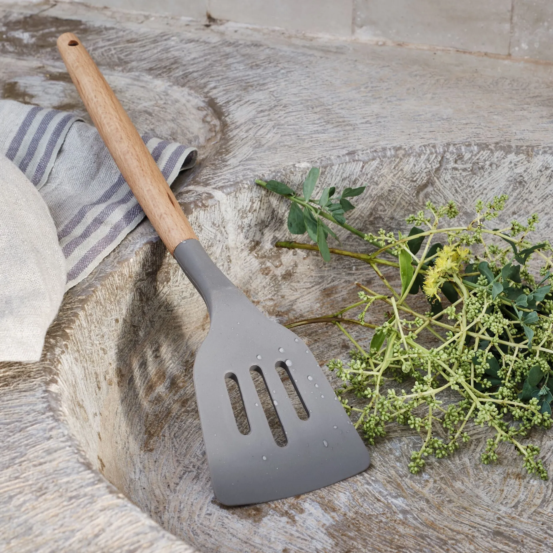 Ustensile De Cuisine|Couvert De Service*alinea Spatule plate ajourée en bois et silicone - brun terre ombre